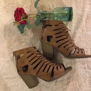 RAMPAGE - Tan/lace up open toe. Sz 8
